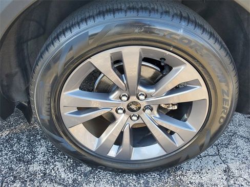 Used 2023 Ford Explorer XLT w/ Equipment Group 202A image 5