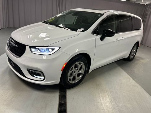 Used 2024 Chrysler Pacifica Limited FWD image 3