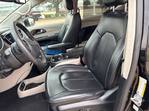 Used 2021 Chrysler Voyager Lxi FWD image 11