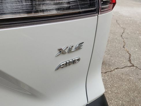 Certified 2023 Toyota Corolla Cross XLE image 33