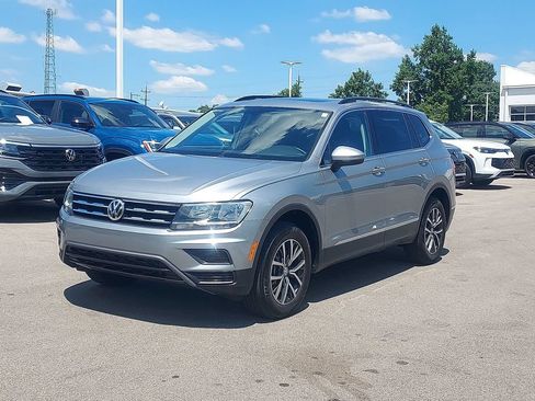 Used 2020 Volkswagen Tiguan SE w/ Panoramic Sunroof Package AWD/4WD image 3