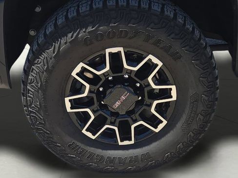 Used 2025 GMC Sierra 2500 AT4X AWD/4WD image 17