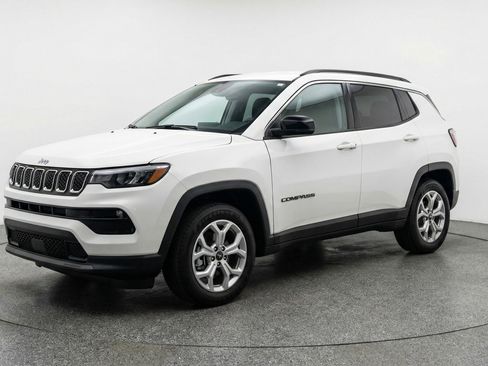 Used 2025 Jeep Compass Latitude AWD/4WD image 3