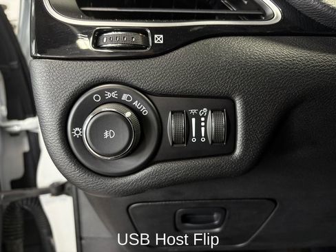 Used 2019 Jeep Cherokee Latitude Plus AWD/4WD image 16