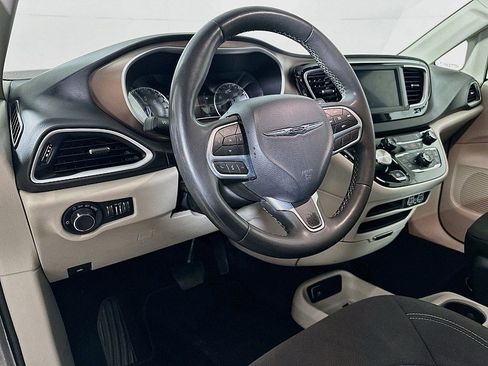 Used 2023 Chrysler Voyager LX FWD image 9