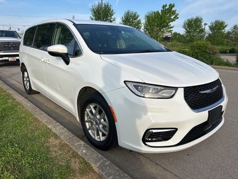 Used 2023 Chrysler Pacifica Touring-L FWD image 2