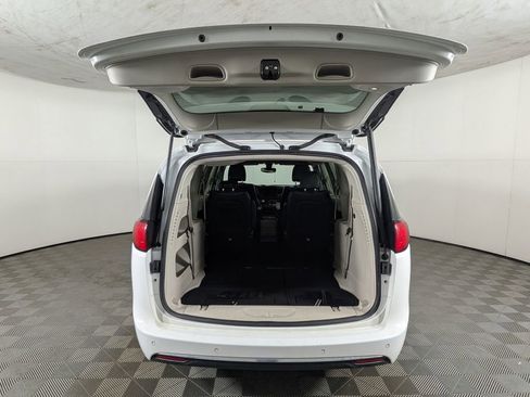 Used 2018 Chrysler Pacifica Touring-L Plus image 9