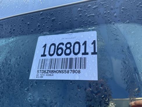 Used 2022 Toyota Highlander LE AWD/4WD image 3