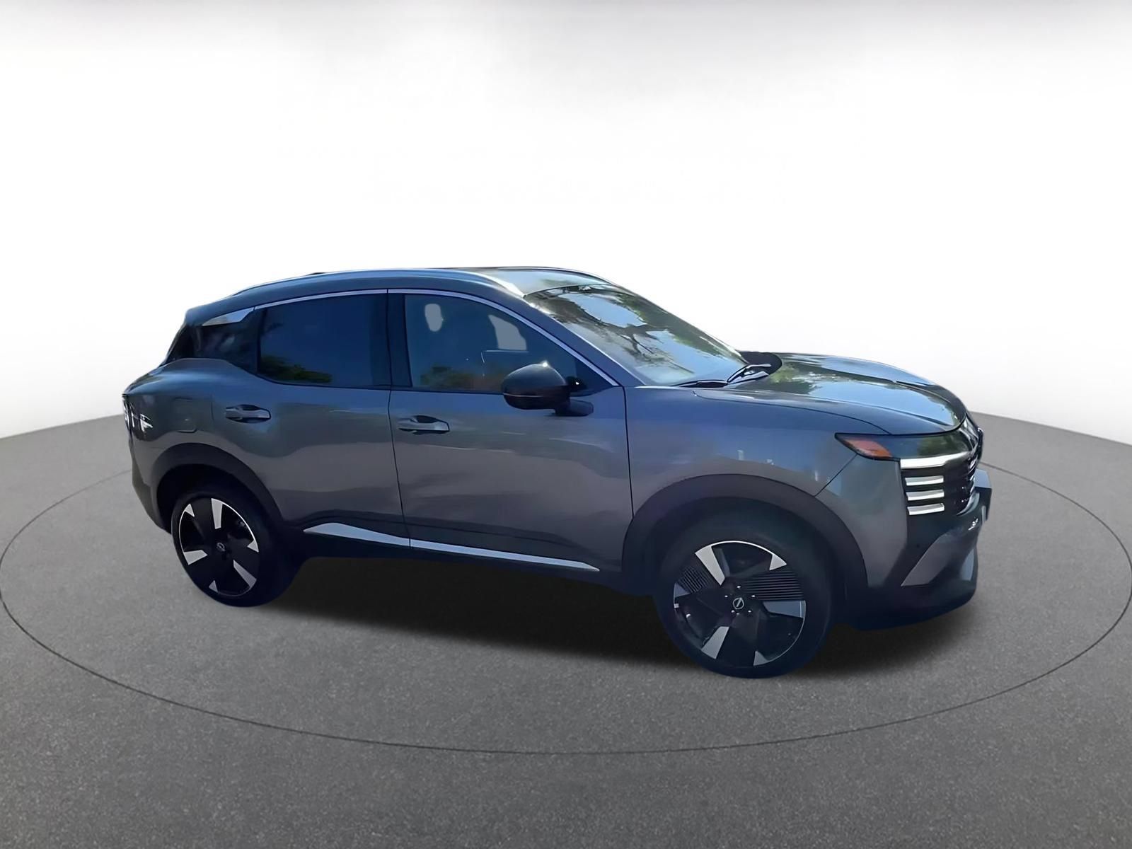 Used 2026 Nissan Kicks SR AWD/4WD image 2
