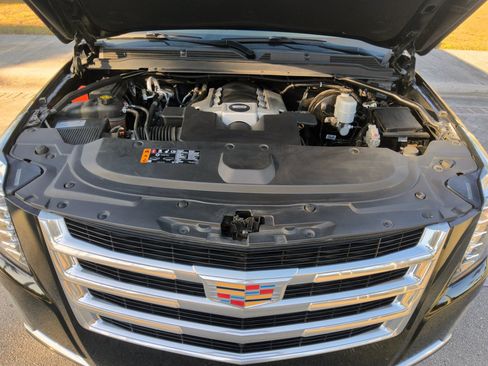 Used 2019 Cadillac Escalade ESV Luxury image 44