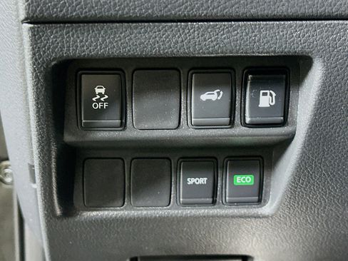 Used 2018 Nissan Rogue SV image 16