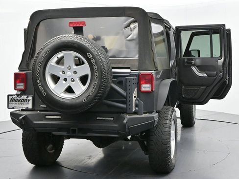 Used 2017 Jeep Wrangler Unlimited Rubicon w/ Connectivity Group AWD/4WD image 37