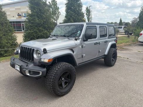 Used 2019 Jeep Wrangler Unlimited Sahara image 2
