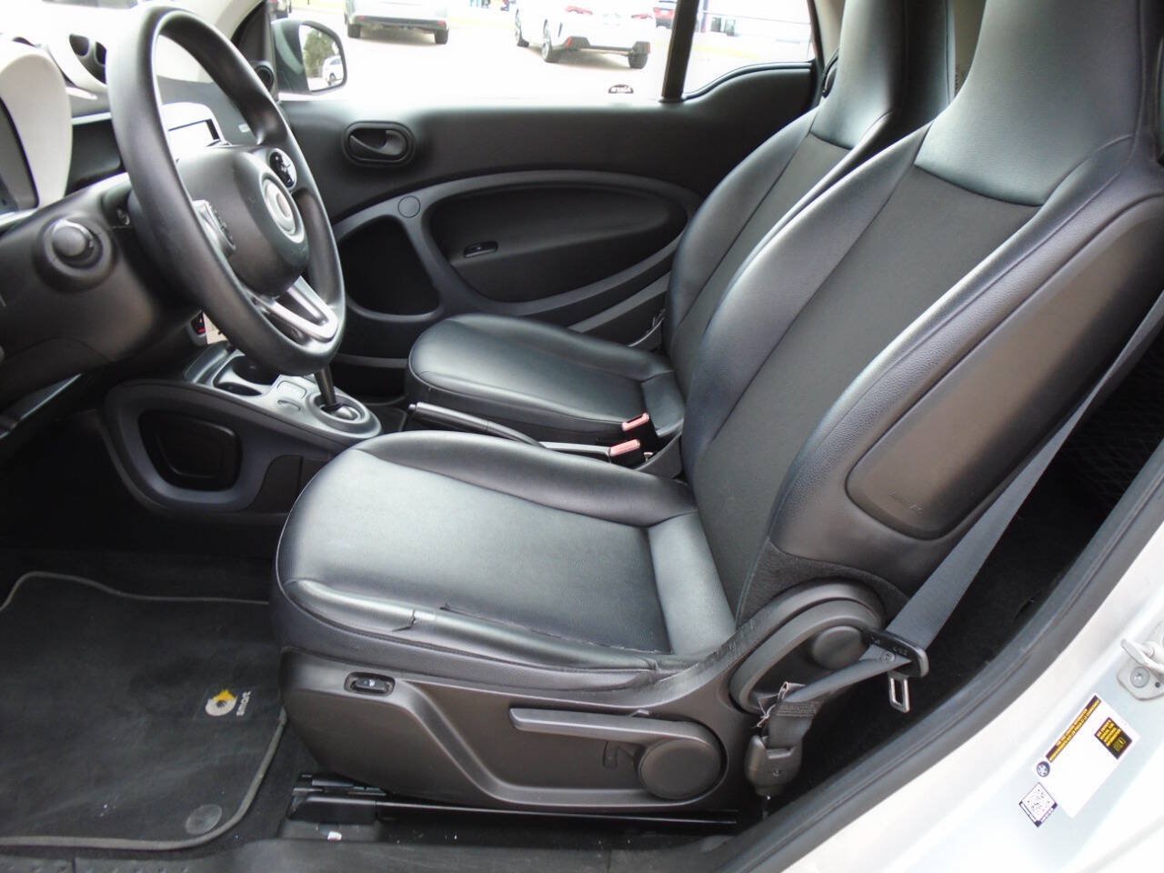 Used 2017 smart fortwo pure RWD image 9