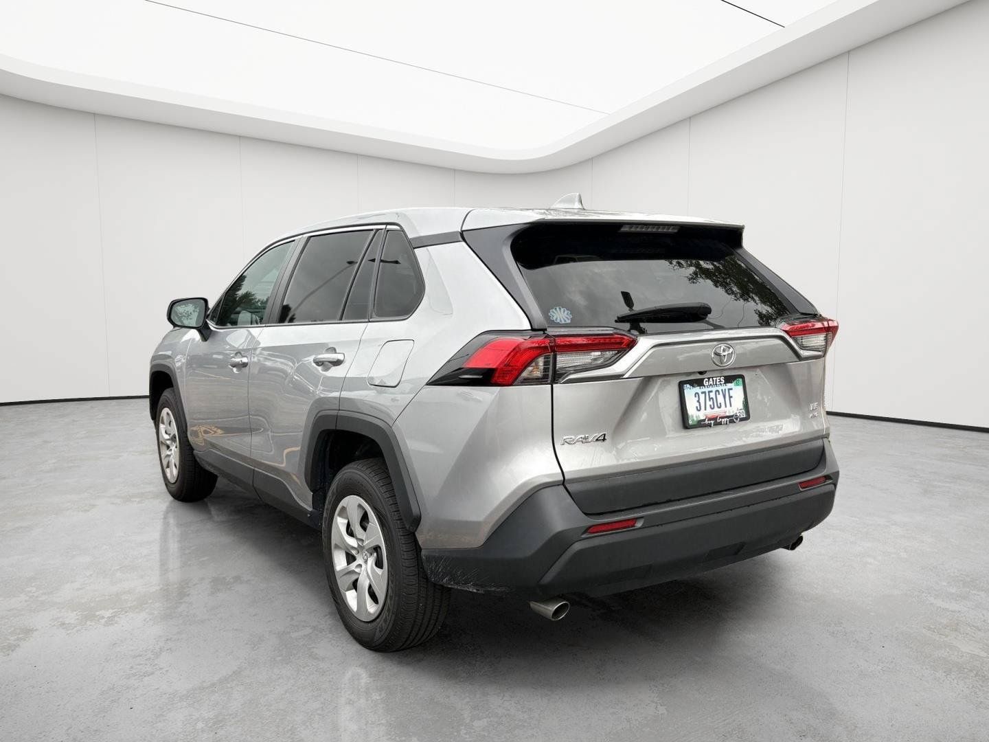 Used 2023 Toyota RAV4 LE AWD/4WD image 4