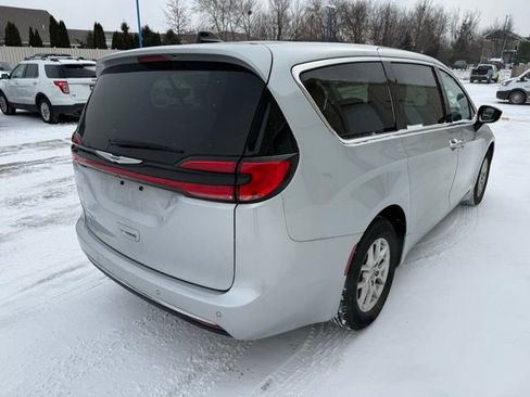 Used 2024 Chrysler Pacifica Touring-L image 4