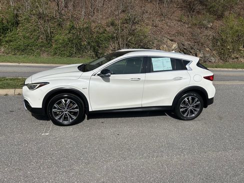 Used 2017 INFINITI QX30 Premium w/ Navigation Package image 3