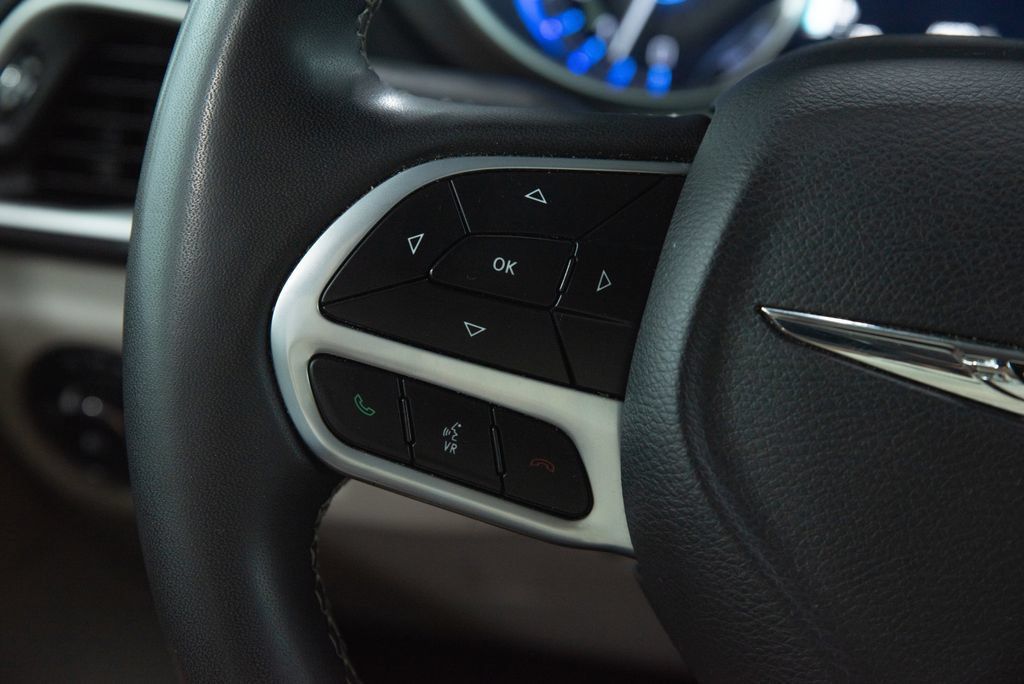 Used 2023 Chrysler Pacifica Touring-L FWD image 30