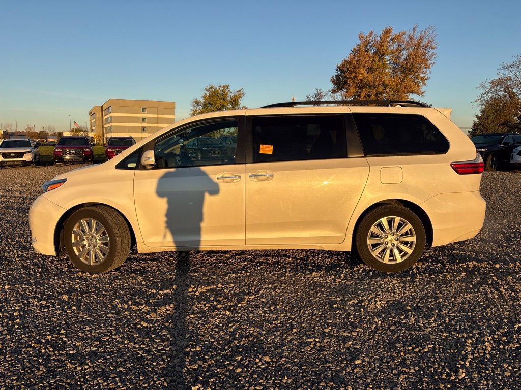 Used 2017 Toyota Sienna Limited Premium w/ Advanced Technology Package FWD image 8