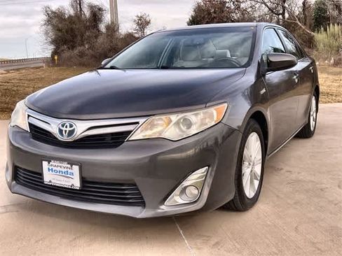 Used 2014 Toyota Camry XLE image 2