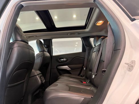 Used 2018 Jeep Cherokee Trailhawk w/ Comfort/Convenience Group AWD/4WD image 12