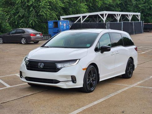 Used 2024 Honda Odyssey Sport image 3