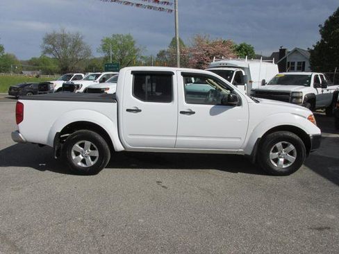 Used 2011 Nissan Frontier SV AWD/4WD image 3