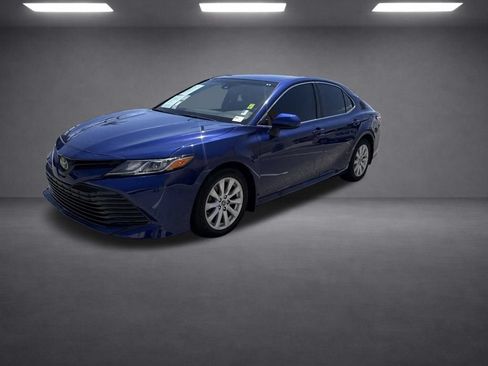 Used 2018 Toyota Camry LE FWD image 2