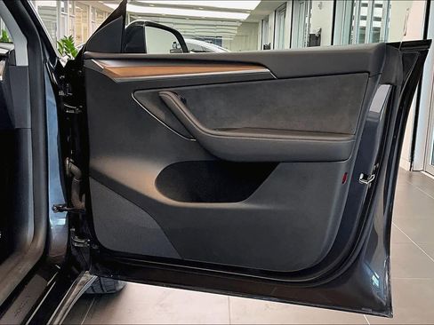 Used 2024 Tesla Model Y 2WD image 21