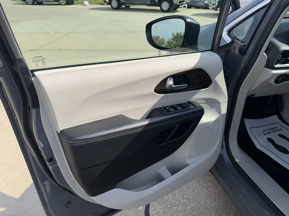 Used 2023 Chrysler Pacifica Limited FWD image 11