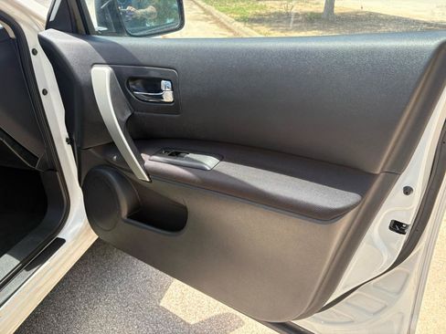 Used 2011 Nissan Rogue SV FWD image 27