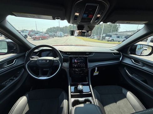 New 2025 Jeep Grand Cherokee Altitude image 12