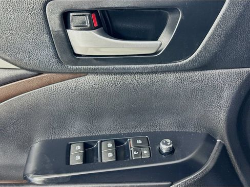 Used 2018 Toyota Highlander XLE AWD/4WD image 22