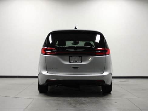 Used 2024 Chrysler Pacifica Touring-L image 5