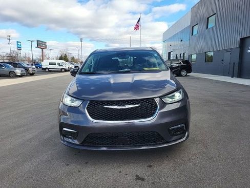 Used 2023 Chrysler Pacifica Touring-L image 9