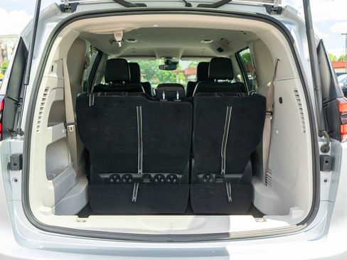 Used 2024 Chrysler Pacifica Touring-L FWD image 9