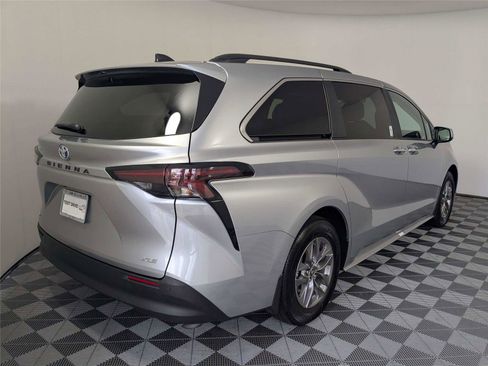 Used 2025 Toyota Sienna XLE w/ XLE Plus Package FWD image 5