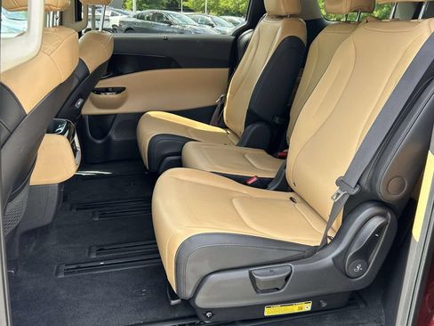 Used 2024 Kia Carnival EX FWD image 12