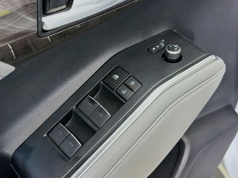 Used 2023 Toyota Highlander Limited image 22