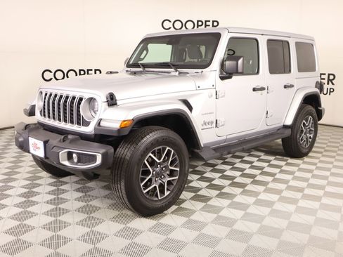 Used 2024 Jeep Wrangler Sahara image 10