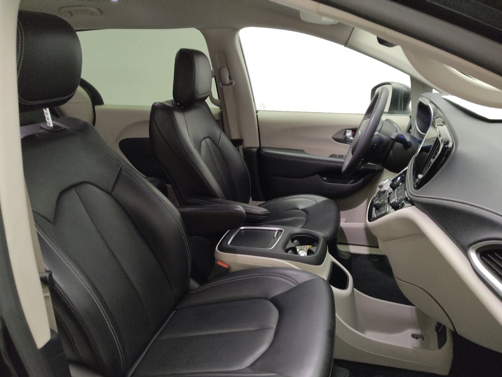 Used 2023 Chrysler Pacifica Touring-L FWD image 21