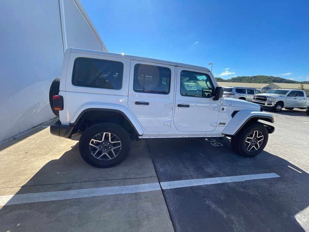 Used 2025 Jeep Wrangler Unlimited Sahara AWD/4WD image 9