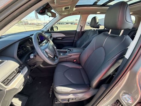 Certified 2026 Toyota Grand Highlander Platinum image 13