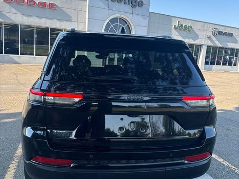 Used 2022 Jeep Grand Cherokee Altitude AWD/4WD image 3