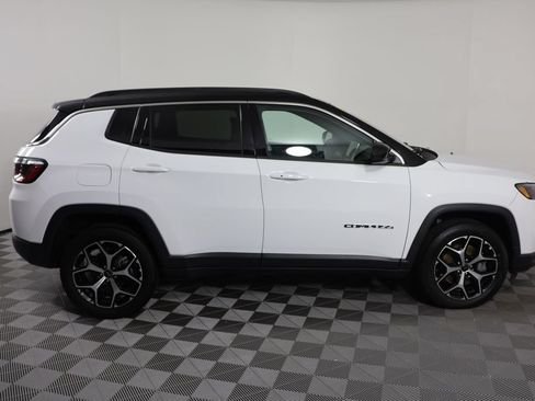 Used 2025 Jeep Compass Limited AWD/4WD image 9