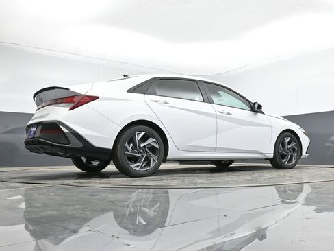 Used 2025 Hyundai Elantra Sport image 13