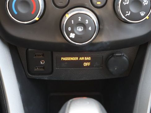 Used 2022 Chevrolet Trax LT w/ LT Convenience Package image 19