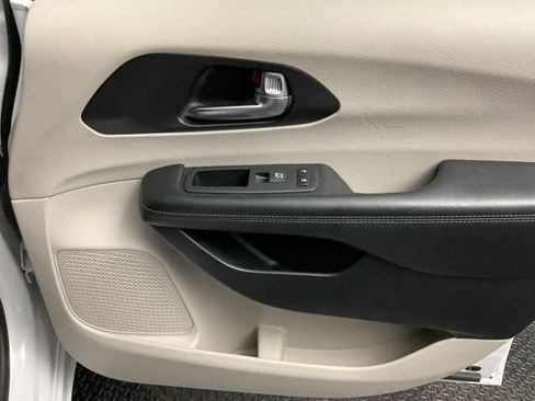 Used 2020 Chrysler Pacifica Limited FWD image 23