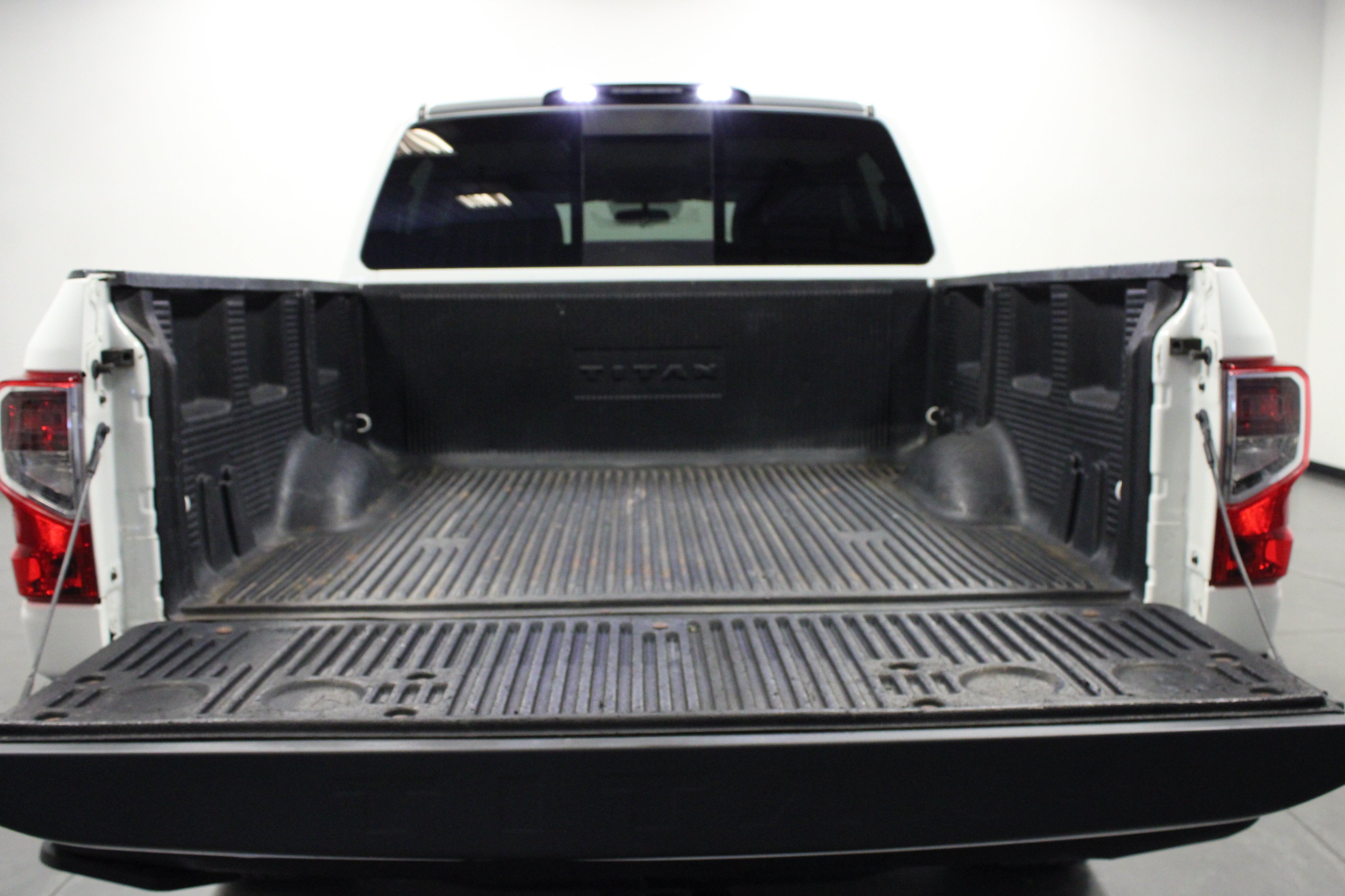 Used 2019 Nissan Titan S AWD/4WD image 14