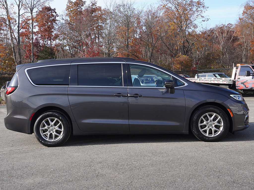 Used 2022 Chrysler Pacifica Touring-L FWD image 18